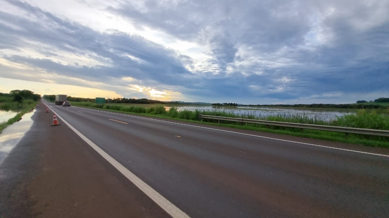Foto 4 de 10 — URGENTE: SP-255 é interditada entre Araraquara e Boa Esperança do Sul